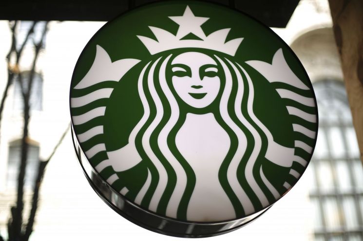 스타벅스, '초고속 배달' 中스타트업 커피체인과 치열한 경쟁