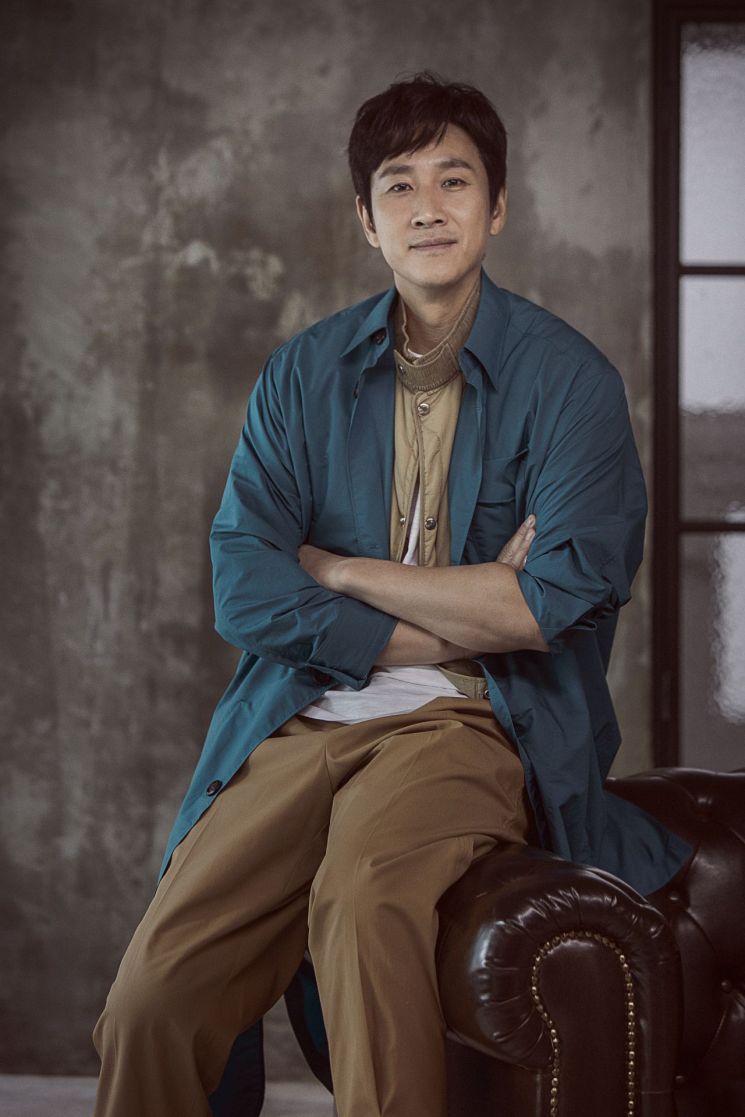 [인터뷰②]'악질경찰' 이선균 "내 성대모사? 잘 안 봐…짜증난다" 너스레