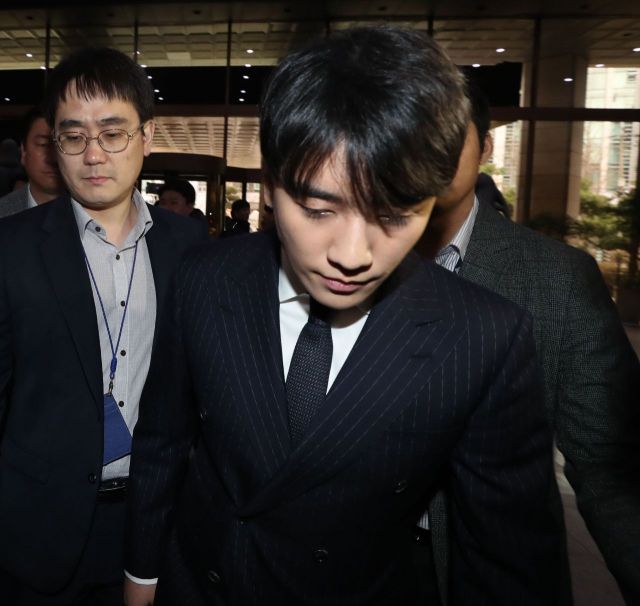 국외 투자자에게 성접대 알선 혐의를 받고 있는 가수 승리가 지난14일 서울 종로구 서울지방경찰청 광역수사대에 도착해 조사실로 이동하고 있다/사진=아시아경제 DB
