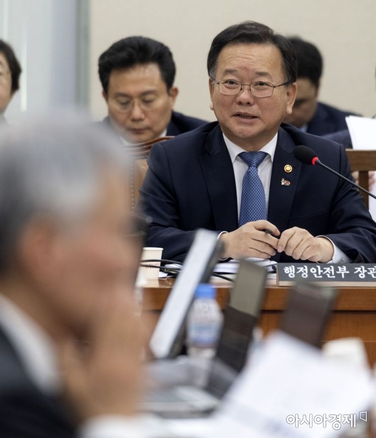 [포토] 의원들 질의에 답변하는 김부겸 장관