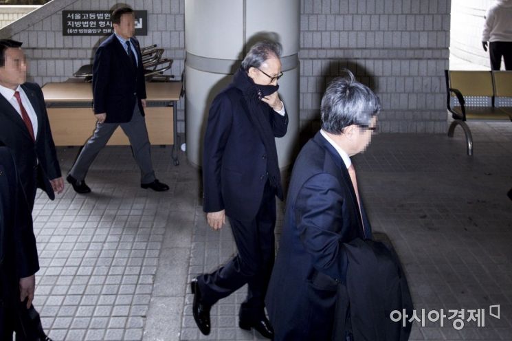 [포토] 법정 들어서는 이명박 전 대통령