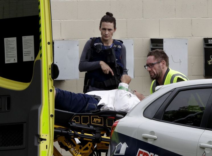 뉴질랜드 총기테러 17분간 생방송…49명 사망