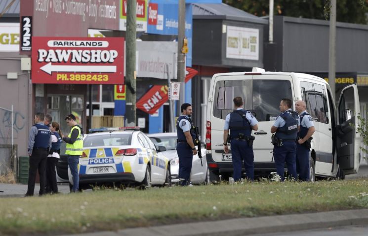 [포토]뉴질랜드 사원서 발생한 총기 난사에 망연자실…"40명 사망"