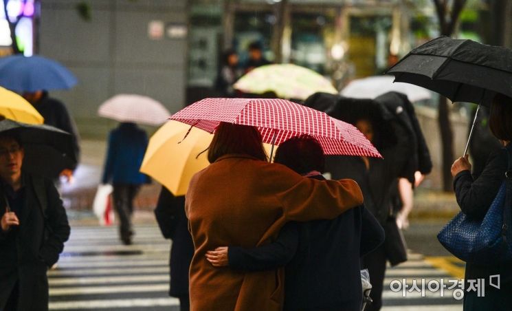 촉촉한 봄비가 내리고 있는 15일 서울 마포구 공덕오거리 인근에서 시민들이 우산을 쓴채 발걸음을 옮기고 있다./강진형 기자aymsdream@