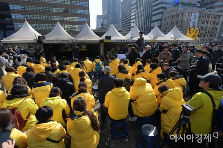 세월호 영정, 광화문 분향소 떠나…18일 모두 철거