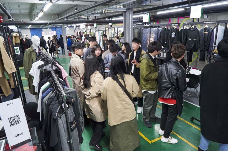 14일부터 사흘간 열린 패션코드 2019 행사 일환으로 열린 코드마켓에서는 일반인도 행사에 참가한 디자이너 브랜드의 제품을 구입할 수 있었다.