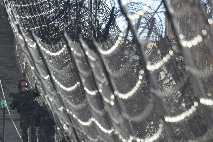 지난 3월13일 오후 경기도 연천군 서부전선 비무장지대(DMZ)에서 육군 25사단 장병들이 남방한계선 철책의 과학화경계시설물을 점검하고 있다. (사진=연합뉴스)