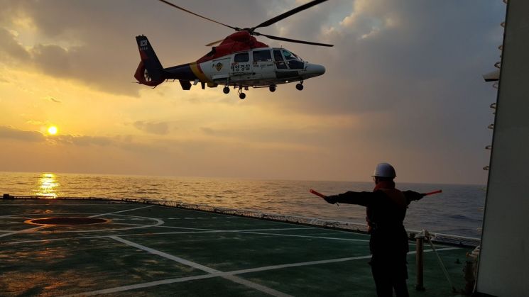 동해해경 5001함 조성국 경사가 찍은 '금빛 노을을 가르며 삼봉호에 무사착륙' 사진