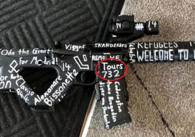 뉴질랜드 테러범 총기에 적힌 '숫자', 무슨 의미로 적은걸까?
