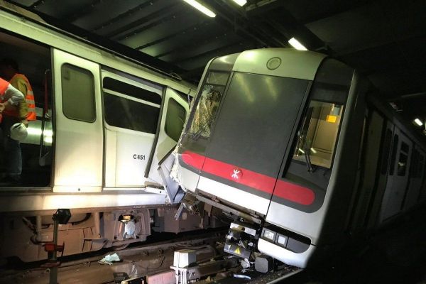 홍콩 지하철 시험운행 중 충돌…운전자 2명 부상