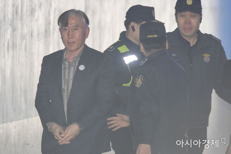 [포토] 법정 들어서는 조현오 전 경찰청장