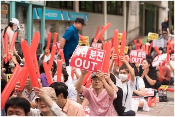 국내 '뉴스테이 1호' 인천 도화지구 아파트 주민들이 악취를 호소하며 집회를 열고 있다. [사진= 도화지구 환경대책위]