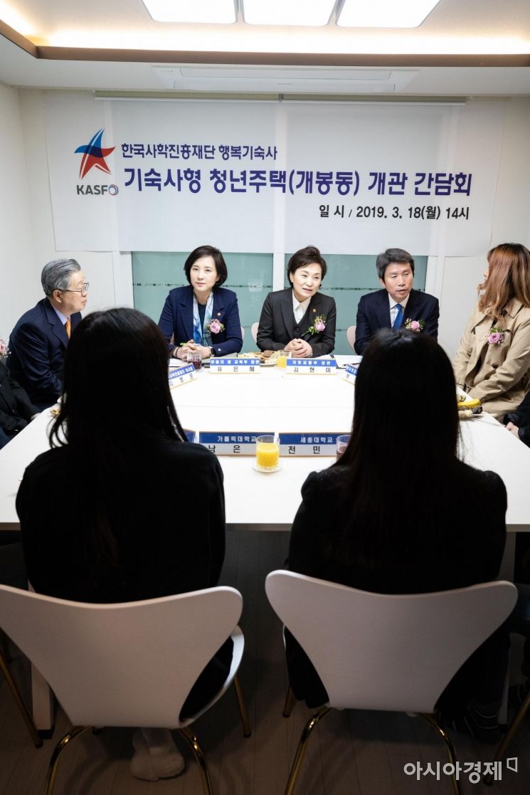 [포토]학생들과 대화하는 유은혜 부총리-김현미 장관