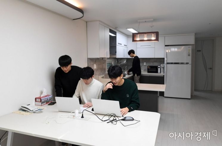 지난달 18일 서울 구로구 개봉동에 처음으로 문을 연 기숙사형 청년주택에 거주하는 학생들이 함께 생활하고 있다./강진형 기자aymsdream@