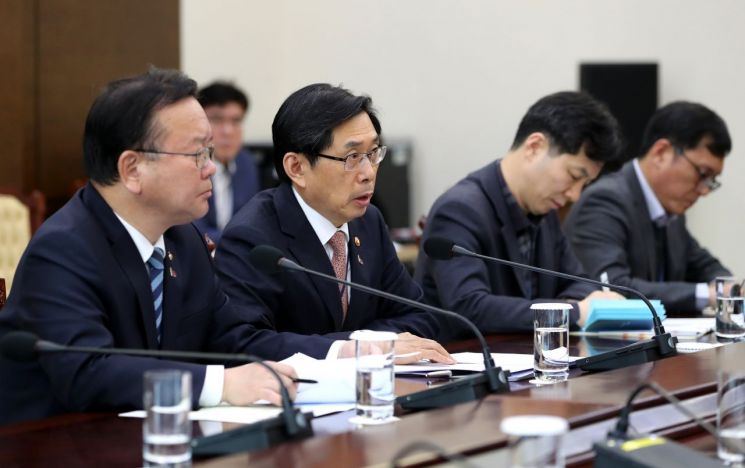 박상기 법무부 장관과 김부겸 행정안전부 장관이 18일 오후 청와대에서 문재인 대통령에게 '장자연·김학의·버닝썬 사건' 관련 보고를 하고 있다. (사진=청와대)
