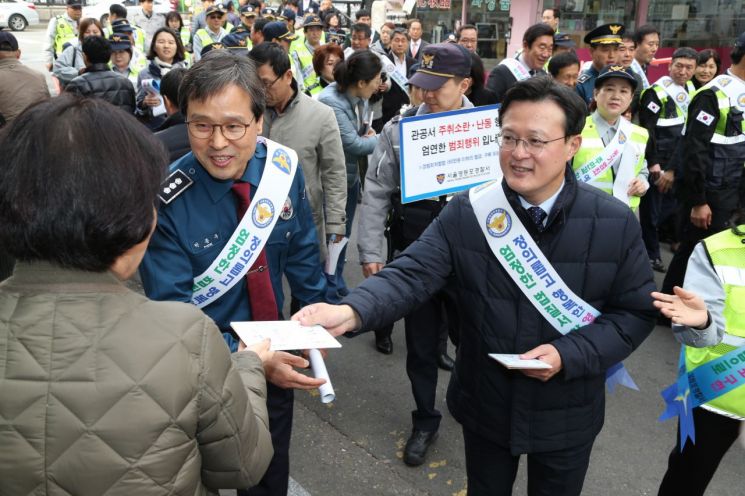 [포토]채현일 영등포구청장 대림동 중국동포거리서 범죄예방 캠페인 펼쳐 