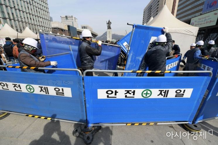 세월호 천막 철거를 위해 서울시 관계자들이 안전펜스를 설치하고 있다. /문호남 기자 munonam@
