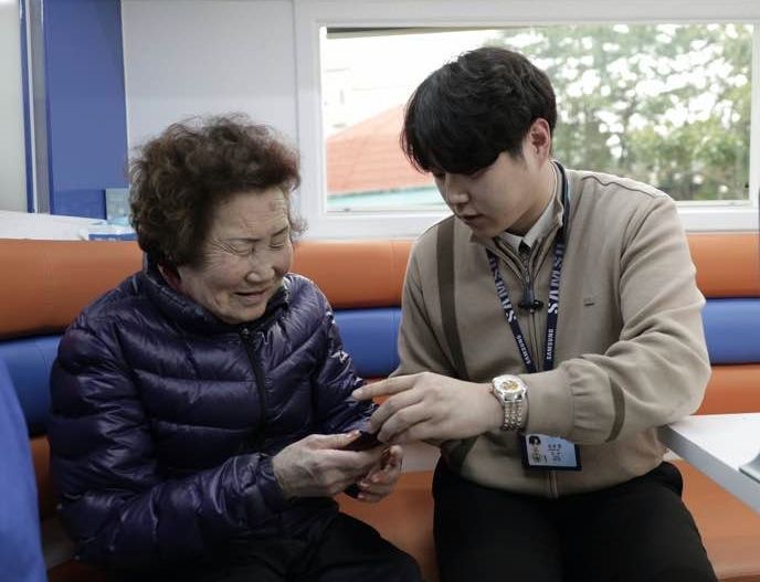 [포토]삼성전자, 손녀에게 카톡보내는 방법 알려준다