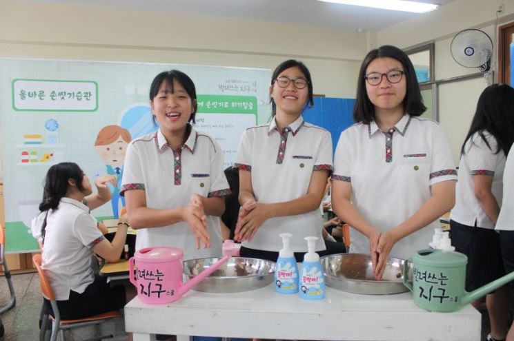 서울 신정여자중학교 학생들이 LG생활건강의 사회공헌 프로그램인  '빌려쓰는 지구스쿨' 올바른 손씻기 습관 수업에 참여하고 있다.