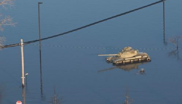 갑작스러운 홍수에 침수된 네브래스카주 방위군 탱크 모습(사진=연합뉴스)