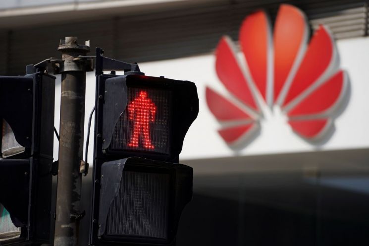 "영국, 5G 네트워크 구축에  중국 화웨이 부품 금지"