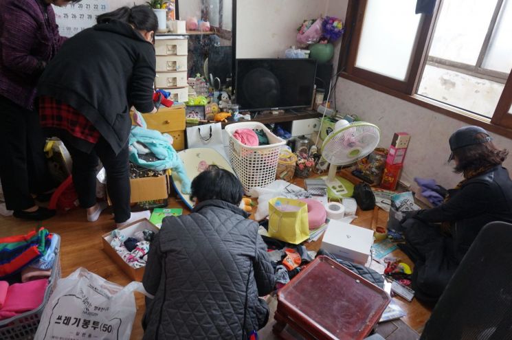 정리수납 전문가로 구성된 ‘반짝반짝 정리수납 봉사단’이 나주시 영산동 이 모씨 가구를 방문해 각종 생활 잡동사니를 말끔히 정리·정돈하며 값진 구슬땀을 흘리고 있다. 사진=나주시