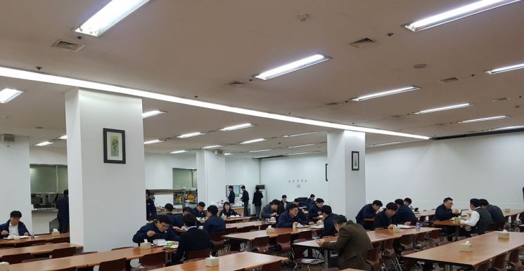 19일 서울 서초구 소재 KCC 본사 구내식당에서 직원들이 아침식사를 하고 있다.