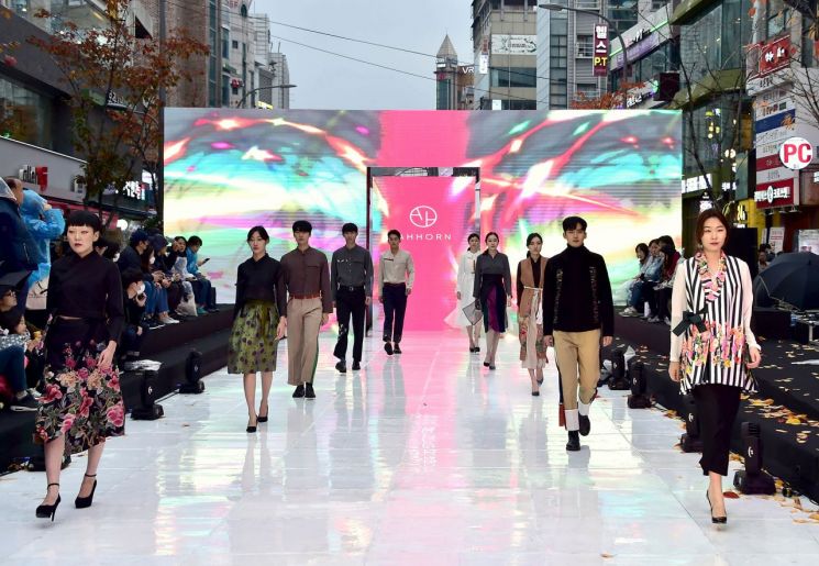 지난해 11월 11일 신촌 연세로에서 이대 앞 상권 청년 디자이너 등의 작품을 선보이기 위해 열린 패션쇼