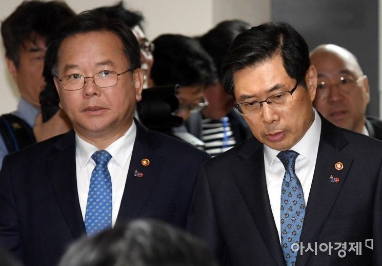 [포토] 브리핑룸 들어서는 김부겸-박상기 장관
