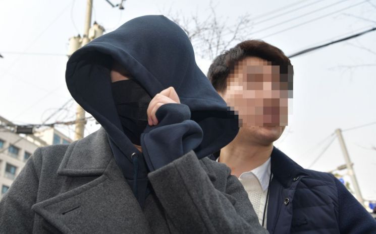 '버닝썬 마약공급 의혹'을 받고있는 중국인 '애나'가 19일 서울 동대문구 서울지방경찰청 광역수사대 마약수사계 조사실로 향하고 있다. [이미지출처=연합뉴스]