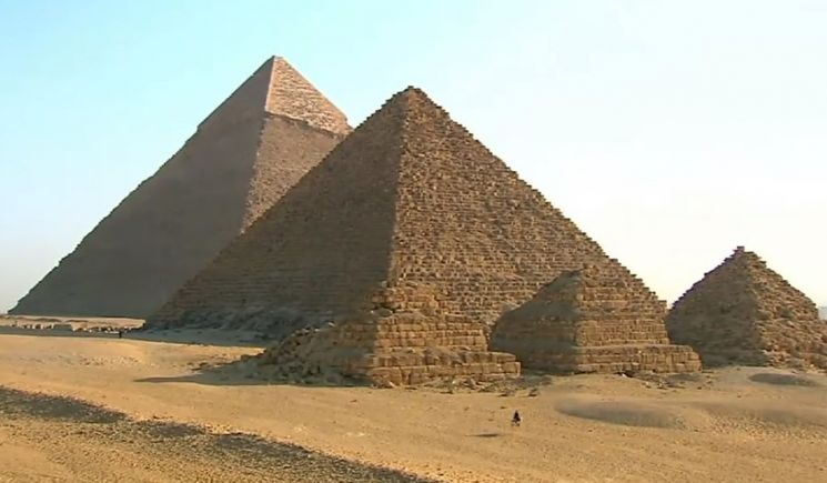 인간이 창조한 황금비율의 대표적 예로 꼽히는 피라미드. 그러나 이 황금비율은 계산된 것이 아닌, 우연이라는 것이 과학자들의 주장입니다. 또 황금비율이 딱 들어맞는 피라미드도 쿠푸왕의 피라미드가 유일하다고 합니다. [사진=유튜브 화면캡처]