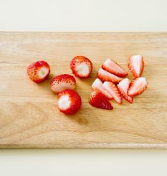 1. 딸기는 씻어서 꼭지를 떼어내고 먹기 좋은 크기로 썬다.