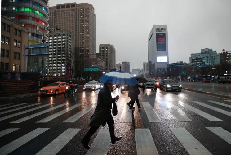 비가 내린 지난 15일 오후 서울 광화문역 인근에서 시민들이 길을 건너고 있다.  / 사진=연합뉴스