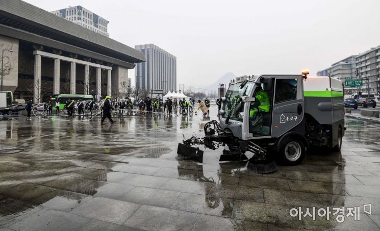 [포토] 광화문 광장 봄 맞이 청소