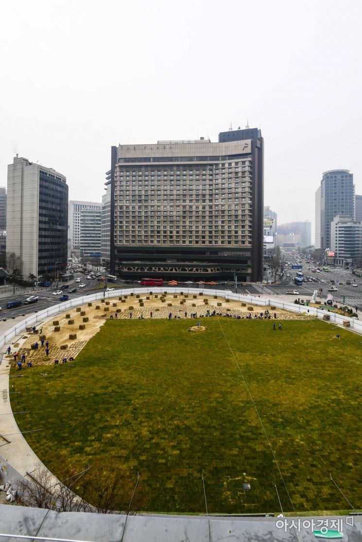 [포토]서울광장 잔디 식재
