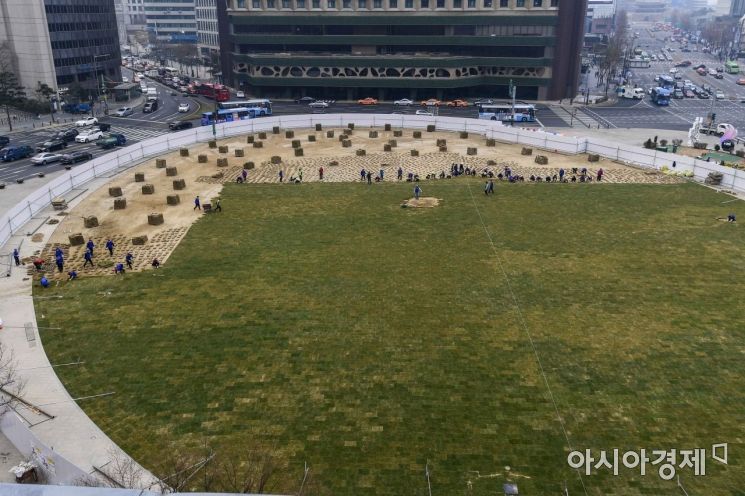 [포토]새단장 나선 서울광장