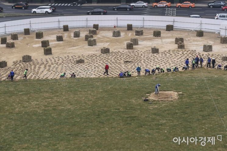 [포토]새 옷 갈아입은 서울광장