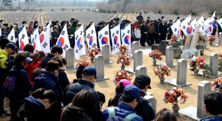 지난 16일 대전 유성구 국립대전현충원에서 열린 제4회 서해수호 걷기대회에서 참석자들이 천안함 용사 묘역을 참배하고 있다. (사진=연합뉴스)