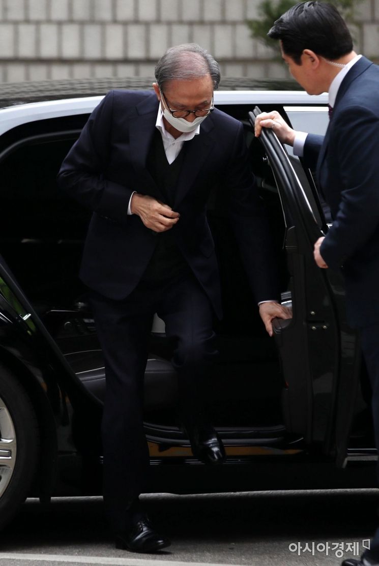 [포토] 2심 공판 출석하는 이명박