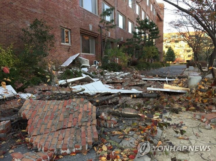 2017년 11월 경북 포항에서 규모 5.4의 지진이 발생했다. 당시 포항지진으로 수백병의 이재민이 발생했다. 사진은 당시 포항지진으로 인한 피해 상황.사진=연합뉴스