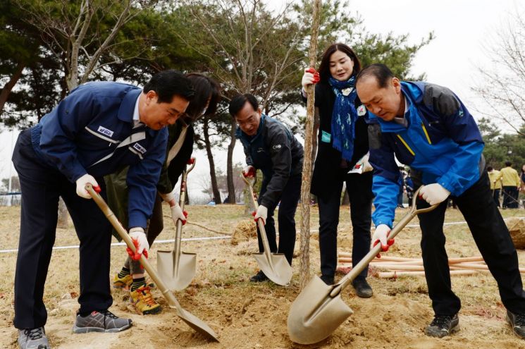 김삼호 광산구청장, 옥동근린공원에서 이팝나무·은목서 ‘식목’