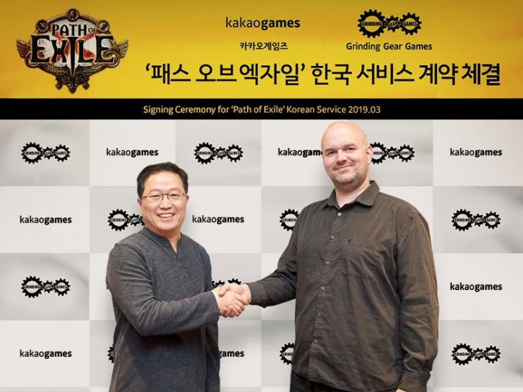 조계현 카카오게임즈 대표(오른쪽)와 크리스 윌슨 그라인딩 기어 게임즈 대표가 '패스 오브 엑자일' 한국 서비스 계약을 체결하고 있다