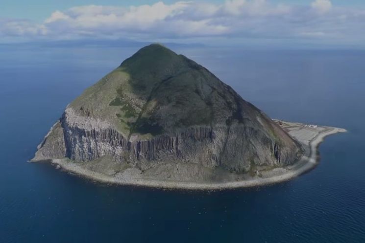 최고 품질의 컬링스톤을 만들 수 있는 화강암을 채굴하는 스코틀랜드의 에일사 크레이그섬의 모습. [사진=유튜브 화면캡처]