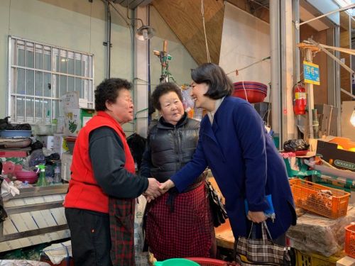박영선 중소벤처기업부 장관 후보자가 20일 서울 구로구 남구로시장에서 상인들을 만나 인사하고 있다.
