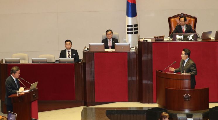박지원 민주평화당 의원이 20일 국회 본회의장에서 이낙연 총리에게 질문하는 모습. 사진=연합뉴스