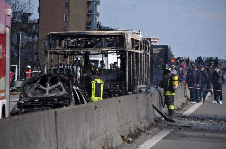 이탈리아서 스쿨버스 운전기사가 버스 방화…학생 51명 무사구출