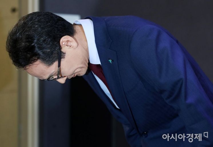 [포토]지성규 신임 KEB하나은행장, 허리 숙여 인사