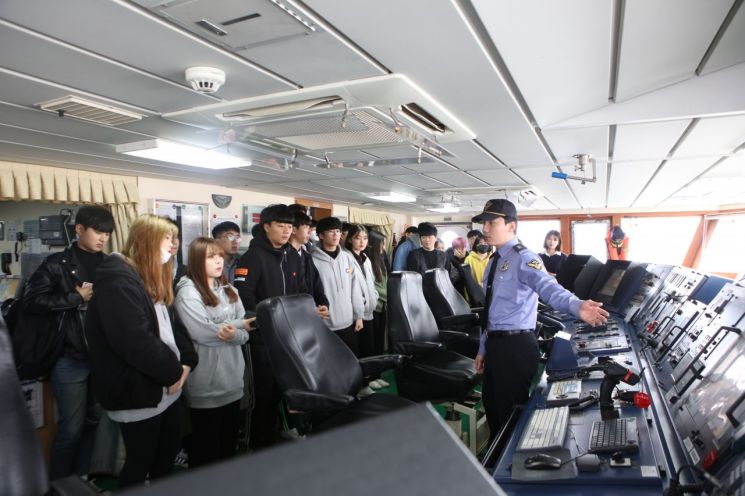 광주서영대학교 응급구조과 학생 39명을 대상을 올해 첫 함정공개행사를 가졌다.(사진제공=목포해경)