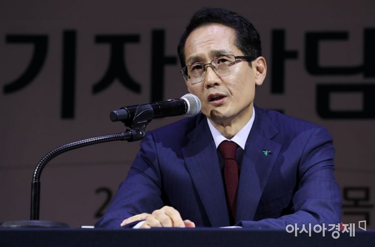 [포토]답변하는 지성규 신임 하나은행장