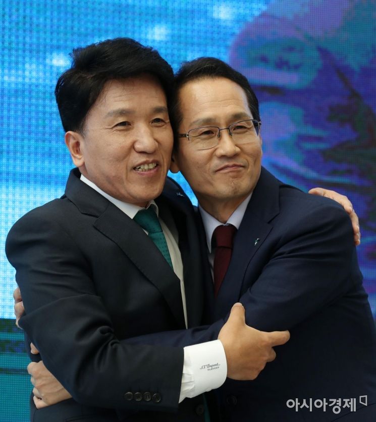 지성규 신임 KEB하나은행장(오른쪽)과 함영주 전 행장이 21일 서울 하나금융지주 을지로 신사옥에서 열린 이취임식에서 포옹하고 있다. /문호남 기자 munonam@